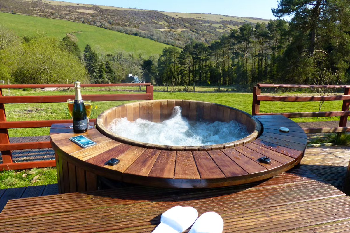 Ballawyllin Farm Cottages Hot Tub
